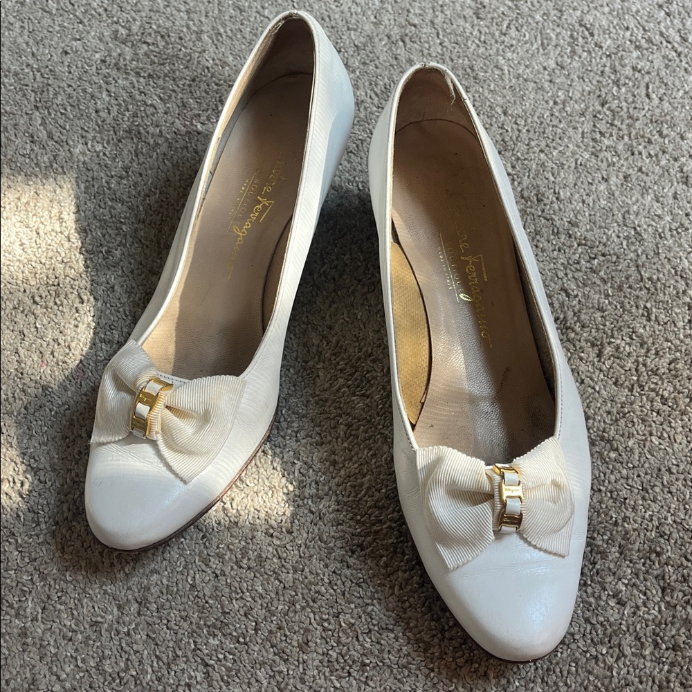 Vintage Salvatore Ferragamo White Bow Pumps with Gold Accent - Picture 2 of 16